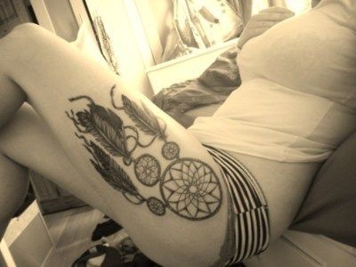 Các bạn nữ sẽ thỏa sức mặc những chiếc váy hay quần sooc khoe Những hình xăm Dreamcatcher ở chân 3 7