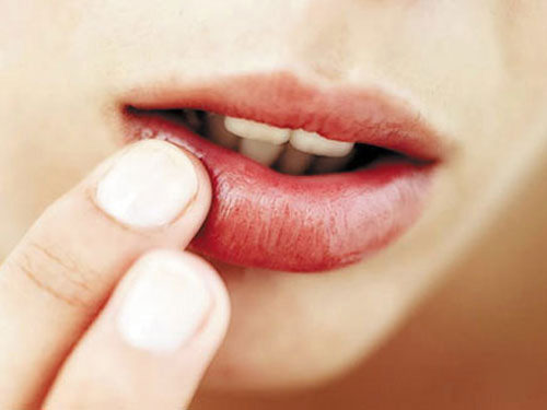 Chăm sóc đôi môi sau khi xóa xăm như thế nào?