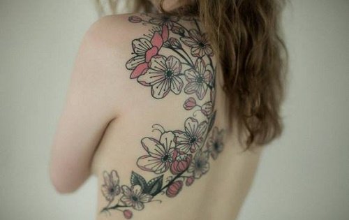 Hình xăm hoa ở lưng cho phái nữ Hình xăm hoa văn ở lưng cho nữ giới
