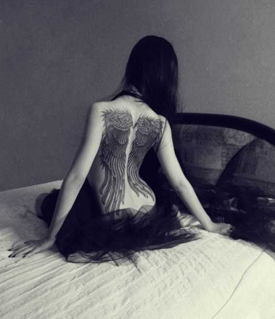 Hình xăm thiên thần đẹp ở lưng cho nữ